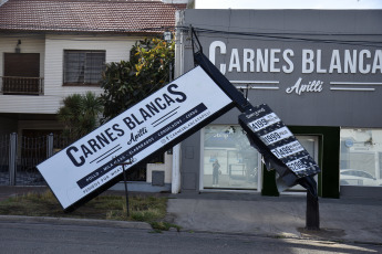 Bahía Blanca: In the photo taken on December 17, 2023, the damage caused by the storm. The heavy storm, with rain and winds reaching more than 140 km/h, left 13 fatalities and at least 14 people seriously injured. Several roofs were blown off and trees fell.