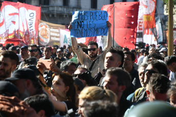 Buenos Aires, Argentina.- En las fotos tomadas el 20 de diciembre del 2023, los movimientos populares y organizaciones sociales de Unidad Piquetera (UP) en la Plaza de Mayo participaron de una jornada "contra el ajuste económico" del gobierno de Javier Milei. La ministra de Seguridad, Patricia Bullrich, informó al finalizar la jornada que tan solo un policía resultó herido en las protestas que congregaron a 3.000 personas. Dos hombres fueron detenidos.