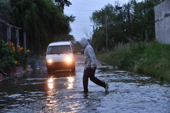 Buenos Aires, Argentina.- En las fotos tomadas el 19 de diciembre del 2023, muestra las calles inundadas por la histórica crecida del Río de la Plata en varias localidades de Buenos Aires. La fuerte crecida de las aguas del Río de la Plata, agravó la situación material de cientos de personas, que sumado al intenso temporal del pasado fin de semana, debieron buscar refugio o recibir asistencia, mientras se realizan operativos de emergencia en los municipios más afectados del conurbano, como Quilmes y Ensenada.