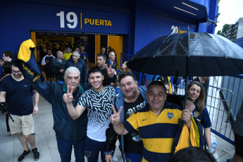 Buenos Aires - Elections at Boca Juniors began after 9:30 a.m., with a slight delay due to the effects of the storm that hit the city of Buenos Aires during the early hours of the morning, and the more than 94,000 members entitled to vote will choose between two options until 6:00 p.m.: Juan Román Riquelme, one of the most famous "xeneizes" idols, and Andrés Ibarra, Mauricio Macri's running mate.