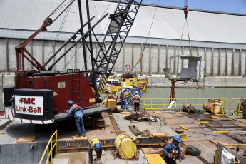 Bahía Blanca, Argentina.- Photos taken on December 21, 2023 show the destruction in the Port of Bahía Blanca after the weekend storm that caused 13 deaths and significant damage to the city. The Port of Bahía Blanca is currently without operations and with damage to several of its terminals. The prevailing situation makes it impossible to receive trucks with cereal, and to load ships.