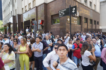 Buenos Aires, Argentina.- En las fotos tomadas el 12 de diciembre del 2023, cuerpos de bomberos combaten las llamas de un incendio que se desató en dos pisos de un edificio lindero a la sede de la Secretaría de Trabajo, Empleo y Seguridad Social, en Buenos Aires. Falleció una mujer y más de ochenta personas tuvieron que ser evacuadas y atendidas por el SAME por el feroz incendio. Los primeros datos de la investigación arrojaron que el edificio no contaba con conexión de gas, por lo que el inicio del incendio pudo ser por un desperfecto eléctrico.