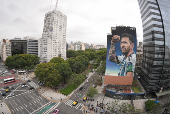 Buenos Aires, Argentina.- En las fotos tomadas el 20 de diciembre del 2023, muestra un nuevo mural dedicado a Lionel Messi a metros de la 9 de Julio, en el microcentro de Buenos Aires. El mural de 35 metros de alto por 15 de ancho, fue realizado por el artista Martín Ron y captura a Lionel Messi tras convertir el primer gol en el partido contra México, cita clave para su consagración en el Mundial de Qatar, con motivo del primer aniversario de la conquista de la Copa del Mundo.