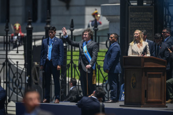 Buenos Aires.- Foto tomada el 10 de diciembre de 2023, da un discurso afuera del Congreso presidente Javier Milei junto a Volodomy Zelenski. Milei afirmó que "hoy comienza una nueva era en la Argentina" y "damos por terminada una larga y triste historia de decadencia y declive, y comenzamos el camino de reconstrucción de nuestro país" desde las escalinatas del Congreso nacional, acompañado por la vicepresidenta Victoria Villarruel, sus funcionarios designados e integrantes de las delegaciones extranjeras, entre ellos el presidente de Ucrania, Volodimir Zelenski.