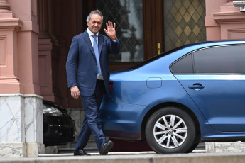 Buenos Aires, Argentina.- En las fotos tomadas el 14 de diciembre del 2023, el presidente Javier Milei, recibió al embajador argentino en Brasil, Daniel Scioli en Casa Rosada en una reunión que tuvo "un alto sentido de la responsabilidad", según afirmó el propio diplomático. Scioli, es uno de los funcionarios de Alberto Fernández que continuaron su gestión a pesar del cambio de Gobierno.