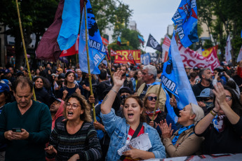 Buenos Aires, Argentina.- En las fotos tomadas el 20 de diciembre del 2023, los movimientos populares y organizaciones sociales de Unidad Piquetera (UP) en la Plaza de Mayo participaron de una jornada "contra el ajuste económico" del gobierno de Javier Milei. La ministra de Seguridad, Patricia Bullrich, informó al finalizar la jornada que tan solo un policía resultó herido en las protestas que congregaron a 3.000 personas. Dos hombres fueron detenidos.