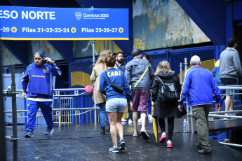 Buenos Aires - Elections at Boca Juniors began after 9:30 a.m., with a slight delay due to the effects of the storm that hit the city of Buenos Aires during the early hours of the morning, and the more than 94,000 members entitled to vote will choose between two options until 6:00 p.m.: Juan Román Riquelme, one of the most famous "xeneizes" idols, and Andrés Ibarra, Mauricio Macri's running mate.