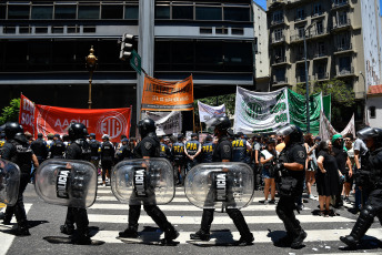 Buenos Aires, Argentina.- En las fotos tomadas el 22 de diciembre del 2023, un grupo de militantes de organizaciones sociales de izquierda, protestan en las calles de Buenos Aires contra el Gobierno presidente de Argentina, Javier Milei. El vocero del Gobierno argentino, Manuel Adorni, anunció que las organizaciones sociales que convocaron las protestas y marcharon el 20 de diciembre, deberán pagar los 60 millones de pesos (75.000 dólares) equivalentes al costó el operativo policial para evitar el cierre de calles.