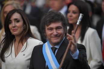 Buenos Aires - In the photo taken on December 10, 2023, President Javier Milei arrives at the Metropolitan Cathedral, on the edge of Plaza de Mayo, to celebrate an interfaith ceremony, after crossing on foot from Casa Rosada to the ecclesiastical building, together with Vice President Victoria Villarruel and her cabinet of ministers.