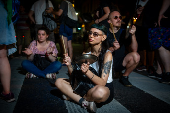 Buenos Aires, Argentina.- En las fotos tomadas el 27 de diciembre del 2023, vecinos autoconvocados se manifestaron frente al Congreso de la Nación y en diversos puntos del país contra las medidas del Gobierno Nacional, específicamente el megaproyecto de ley presentado este miércoles por el presidente Javier Milei, que pide al Congreso declarar la emergencia pública en materia económica, financiera, fiscal, previsional, de seguridad, defensa, tarifaria, energética, sanitaria, administrativa y social hasta el 31 de diciembre de 2025.