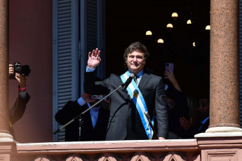 Buenos Aires - In the photo taken on December 10, 2023, Milei went out to the balcony of the Casa Rosada to greet the people gathered at Plaza de Mayo.