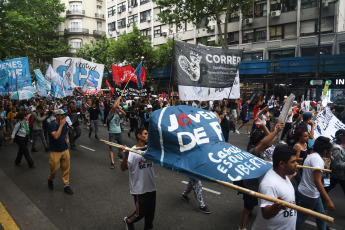 Buenos Aires, Argentina.- En las fotos tomadas el 5 de diciembre del 2023, miles de manifestantes agrupados en distintas organizaciones políticas y sociales participaron de la 7ma "marcha de la gorra" bajo la consigna "Nunca Más violencia ni represión" en la Ciudad de Buenos Aires. El encuentro anual, denuncia el abuso y la represión policial contra jóvenes de sectores populares.