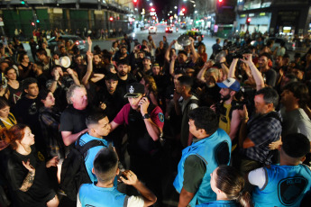 Buenos Aires, Argentina.- En las fotos tomadas el 22 de diciembre del 2023, personas autoconvocadas se concentraron en el Congreso, Plaza de Mayo y distintos puntos del país, custodiadas por la policía, para manifestarse por segunda noche consecutiva en rechazo al Decreto de Necesidad y Urgencia (DNU) anunciado por el presidente Javier Milei.