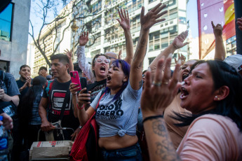 Buenos Aires, Argentina.- En las fotos tomadas el 20 de diciembre del 2023, los movimientos populares y organizaciones sociales de Unidad Piquetera (UP) en la Plaza de Mayo participaron de una jornada "contra el ajuste económico" del gobierno de Javier Milei. La ministra de Seguridad, Patricia Bullrich, informó al finalizar la jornada que tan solo un policía resultó herido en las protestas que congregaron a 3.000 personas. Dos hombres fueron detenidos.