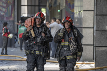 Buenos Aires, Argentina.- In the photos taken on December 12, 2023, firefighters fight the flames of a fire that broke out on two floors of a building adjacent to the headquarters of the Ministry of Labor, Employment and Social Security, in Buenos Aires. A woman died and more than eighty people had to be evacuated and treated by SAME due to the fierce fire. The first data from the investigation showed that the building did not have a gas connection, so the start of the fire could have been due to an electrical fault.