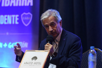 Buenos Aires, Argentina.- En las fotos tomadas el 6 de diciembre del 2023, Andrés Ibarra (foto) y Mauricio Macri hablan en conferencia de prensa en medio de la incertidumbre por las elecciones en Boca Juniors. Macri, contestó las acusaciones de Juan Román Riquelme y comparó su gestión con la de Daniel Passarella en River, "Esto el club no lo resiste más. Esto es mucho peor que lo que le hizo Passarella a River”. Además, pidió la colaboración del oficialismo para que los socios puedan votar el próximo 17 de diciembre.