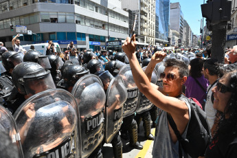 Buenos Aires, Argentina.- En las fotos tomadas el 27 de diciembre del 2023, la CGT, las dos CTA, la Unidad Piquetera, la Unión de Trabajadores y Trabajadoras de la Economía Popular (UTEP), la Corriente Clasista y Combativa, y partidos de izquierda, entre otras organizaciones sociales, políticas y gremiales, se concentraron frente al Palacio de Tribunales, en el centro porteño, para rechazar el decreto de necesidad y urgencia (DNU) 70/2023 que desregula la economía y deroga múltiples leyes, algunas de ellas laborales, y acompañar una presentación judicial que se realizará contra esa medida.