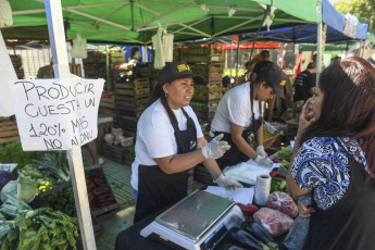 Buenos Aires, Argentina.- En las fotos tomadas el 29 de diciembre del 2023, organizaciones sociales de la economía popular y pequeños productores agropecuarios realizaron una protesta denominada "alimentazo" frente al Congreso, en la que pusieron a la venta 80 mil kilos de alimentos a precios populares en rechazo a la "difícil situación económica" y con el lema "ajusten a la casta, no a la canasta".