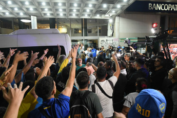 Buenos Aires, Argentina.- En las fotos tomadas el 6 de diciembre del 2023, simpatizantes de Boca que adhieren a la lista Oficial del club que encabeza Juan Roman Riquelme, se manifestaron frente al hotel Abasto donde la fórmula opositora, integrada por Andres Ibarra y Mauricio Macri, ofrecian una conferencia de prensa. La jueza Alejandra Abrevaya, vuelve a tener en sus manos la causa de las elecciones en Boca Juniors. La Cámara rechazó la recusación horas después de que Sebastián Font, a cargo del juzgado 36°, fuera sorteado al frente del proceso que hace una semana suspendió los comicios, que debían haberse realizado el pasado 3 de diciembre, a raíz de la denuncia de la oposición sobre supuestas irregularidades.