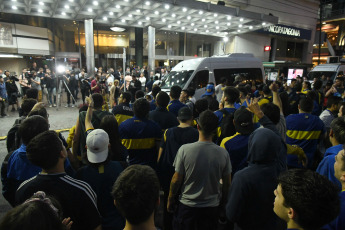 Buenos Aires, Argentina.- En las fotos tomadas el 6 de diciembre del 2023, simpatizantes de Boca que adhieren a la lista Oficial del club que encabeza Juan Roman Riquelme, se manifestaron frente al hotel Abasto donde la fórmula opositora, integrada por Andres Ibarra y Mauricio Macri, ofrecian una conferencia de prensa. La jueza Alejandra Abrevaya, vuelve a tener en sus manos la causa de las elecciones en Boca Juniors. La Cámara rechazó la recusación horas después de que Sebastián Font, a cargo del juzgado 36°, fuera sorteado al frente del proceso que hace una semana suspendió los comicios, que debían haberse realizado el pasado 3 de diciembre, a raíz de la denuncia de la oposición sobre supuestas irregularidades.