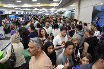 Buenos Aires, Argentina.- En las fotos tomadas el 17 de diciembre del 2023, el aeroparque metropolitano Jorge Newbery volvió a operar luego de haber estado cerrado a raíz de las consecuencias provocadas por el temporal en la ciudad de Buenos Aires y sus alrededores. Decenas de vuelos fueron cancelados y demorados tanto en el Aeropuerto internacional de Ezeiza como en el Aeroparque Metropolitano Jorge Newbery.