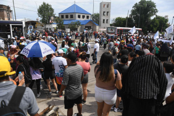 Buenos Aires, Argentina.- En las fotos tomadas el 28 de diciembre del 2023, un grupo de organizaciones sociales realizan una protesta con un corte parcial de la ruta 3, en el partido bonaerense de La Matanza, en rechazo al decreto de necesidad y urgencia (DNU) 70/2023 de desregulación de la economía.