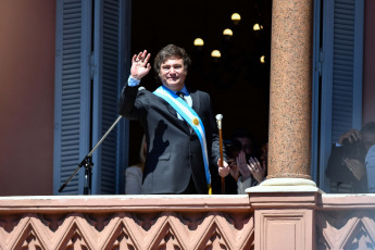 Buenos Aires - In the photo taken on December 10, 2023, Milei went out to the balcony of the Casa Rosada to greet the people gathered at Plaza de Mayo.