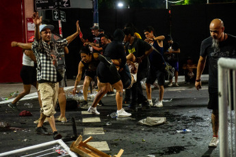 Buenos Aires- In the photo taken on January 6, 2024, incidents during the Renga Recital in the vicinity of the Racing Club stadium. When the show of La Renga in the stadium of Racing was entering the final stretch of songs, the public began to sing one of those chants that are frequent in rock recitals, in the last time: "Who don't jump, voted for Milei" El que no salta votó a Milei". Outside the stadium there were bullfights, some clashes with the police and even a security personnel who attacked a fan with brutality.