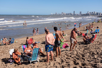 Mar del Plata, Argentina.- In photos taken on January 25, 2024, people enjoy the beach during the summer in the coastal city of Mar del Plata. The National Meteorological Service (SMN) reported that there are a series of alerts for high temperatures in different parts of Argentina that would exceed 40 degrees. The provinces affected by red, orange and yellow alerts are Buenos Aires, La Pampa, Mendoza, San Juan, San Luis, Neuquén, Río Negro and Chubut.