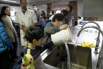 Antártida.- En la foto tomada el 21 de enero de 2024, científicos dictaron una clase experimental en un laboratorio del rompehielos ARA Almirante Irízar sobre el impacto de los microplásticos en ambientes marinos a niños, niñas, adolescentes y adultos que invernaron en la base antártica argentina Esperanza, y que estuvieron alojados transitoriamente en el buque antes de ser trasladados a la Base Marambio, desde donde volaron de regreso a sus hogares, en el marco de la Campaña Antártica de Verano (CAV).