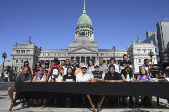 Buenos Aires, Argentina.- En las fotos tomadas el 29 de enero del 2024, miembros de la Unidad Piquetera, asambleas populares y sindicalismo combativo, dieron una conferencia de prensa en la Plaza del Congreso para rechazar la Ley Ómnibus y el protocolo represivo.