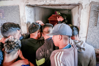 Mar de Ajó, Argentina.- In the photos taken on January 2, 2024, the remains of Tomás Tello Ferreyra, the 18-year-old young man murdered by a stab wound to the chest after being attacked by a gang in Santa Teresita, were buried in the Mar de Ajó cemetery after the funeral procession, in which hundreds of neighbors and friends of the victim participated, moved from the funeral home and stopped in front of the victim's home.