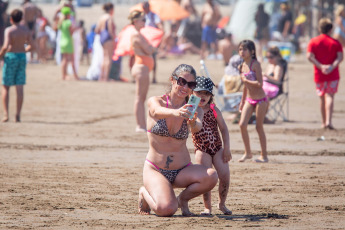 Mar del Plata, Argentina.- In the photos taken on January 2, 2024, tourists enjoy the beaches of Mar del Plata. In 2020, only 3,685,937 people visited the city of Mar del Plata. In 2021, post-pandemic, income rebounded and reached records similar to 2004: 6,644,442 tourists. By 2022, the figure rose to 8,853,245 and set the bar high. The following year, La Feliz broke its own record again: in 2023, it received 9,013,380 people and, in the last three years, it tripled the number of tourists.