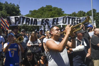 Buenos Aires, Argentina.- En las fotos tomadas el 24 de enero del 2024, manifestantes en la Plaza Congreso, con cortes parciales para el tránsito vehicular, en el marco del paro y movilización convocado por la CGT. Argentina vive su primera huelga general desde 2019, convocada por la principal central sindical del país, contra las amplias reformas impulsadas por el Gobierno del libertario Javier Milei.