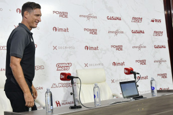 Buenos Aires.- En la foto tomada el 8 de enero de 2024, Facundo Sava fue presentado esta noche como entrenador de Huracán para la temporada 2024 en el fútbol argentino y admitió tener"muchas ganas" de dirigir al "Globo", luego de su paso por cuatro partidos en Sarmiento de Junín durante el tramo final del año pasado.