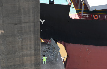 Entre Rios, Argentina.- In the photos taken on January 29, 2024, navigation continues to be interrupted due to the collision of a ship against the Zárate Brazo Largo bridge, the main communication route between the south of the province of Entre Ríos and the north of Buenos Aires, in Argentina. A huge cargo ship flying the Liberian flag collided this Sunday against the first pillar of the Zárate Brazo Largo bridge and navigation at kilometer 171 of the Paraná River was interrupted due to the collision.