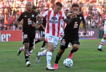 Córdoba, Argentina.- In the photos taken on January 25, 2024, during the match between Deportivo Riestra and Instituto on the first date of zone A of the Professional League Cup at the Monumental stadium in Alta Córdoba. "Gloria" and "Malevo" tied 0-0. The local team was closer despite playing with 10 from the 39th minute of the first half due to the expulsion of Gregorio Rodríguez.