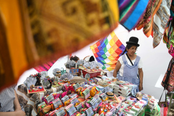 Buenos Aires, Argentina.- En la foto de archivo, la Fiesta de la Alasita, la tradicional celebración aymara que en la ciudad boliviana de La Paz se prolonga durante tres semanas, se realizará mañana en diferentes puntos del Gran Buenos Aires mientras que la que tiene lugar cada año en el Parque Indoamericano fue reprogramada para el próximo domingo atento al paro general convocado en rechazo a las políticas de Javier Milei.