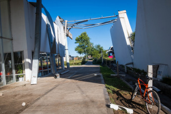 Miramar.- En la foto tomada el 10 de enero de 2024, un fuerte temporal de viento y granizo causó daños materiales y corte de la energía eléctrica ayer en la ciudad balnearia argentina de Miramar, afectando a sus pobladores y a cientos de turistas. Un joven de 16 años falleció por el fuerte impacto de una rama que le pegó en la cabeza y una mujer quedó herida con estado reservado como consecuencia del intenso temporal que se desató en Miramar, con lluvia, granizo y viento en medio de una tromba marina que causó algunos destrozos en la ciudad.