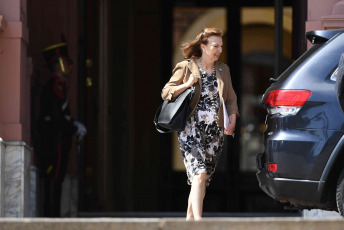 Buenos Aires.- En la foto tomada el 11 de enero de 2024, la canciller Diana Mondino sale de la Casa Rosada luego de la Reunión de Gabinete.