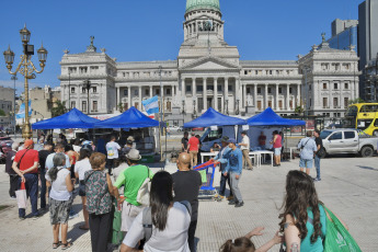 Buenos Aires.- In the photo taken on January 11, 2024, ooperativists and small agricultural groups, members of the Union of Workers of the Popular Economy (UTEP), began this morning a new "fair" in front of the National Congress, in a protest in which they will offer popular prices, varieties of fish and beef, reported industry spokesmen.