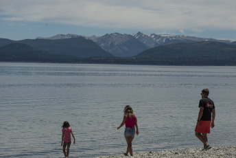 Bariloche, Argentina.- En las fotos tomadas el 26 de enero del 2024, las personas disfrutan de las playas de Bariloche en medio de la ola de calor que atraviesa la región. Con 36.4°C, Bariloche superó las marcas de récords absolutos de temperaturas extremas. El destino se mantiene con un nivel de alerta amarilla, especialmente para los chicos y los adultos de más de 65 años.