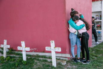 Mar de Ajó, Argentina.- In the photos taken on January 2, 2024, the remains of Tomás Tello Ferreyra, the 18-year-old young man murdered by a stab wound to the chest after being attacked by a gang in Santa Teresita, were buried in the Mar de Ajó cemetery after the funeral procession, in which hundreds of neighbors and friends of the victim participated, moved from the funeral home and stopped in front of the victim's home.