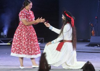 Cosquín, Argentina.- En la foto tomada el 21 de enero de 2024, entre novedades como los debuts de Victoria Birchner y Ariel Ardit, clásicos de la raigambre de Los Manseros Santiagueños y Las Voces de Orán, ratificaciones como el impacto festivalero de Sergio Galleguillo y la solvencia de Franco Luciani y Horacio Banegas, regresos como el de la festiva Cacharpaya y hasta un pedido de casamiento, Cosquín resumió en su apertura el variopinto espíritu que habita su 64° edición.