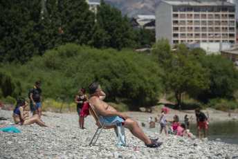 Bariloche, Argentina.- En las fotos tomadas el 29 de enero del 2024, las personas pasan tiempo al aire libre en medio de una ola de calor que afecta gran parte del país. La provincia de Mendoza, gran parte de Neuquén, Río Negro, localidades del este de La Pampa y de San Luis, y el sur de Buenos Aires se encuentran bajo alerta roja por calor extremo, el máximo nivel dispuesto por el Servicio Meteorológico Nacional, con temperaturas máximas que pueden llegar a los 38 grados.