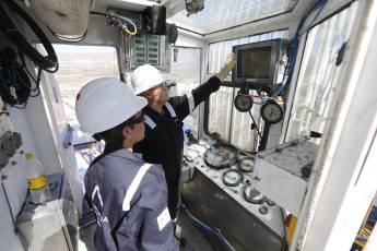 Mendoza, Argentina.- En las fotos tomadas el 29 de enero del 2024, muestra la perforación del pozo exploratorio SR.x-1001 del grupo energético argentino Aconcagua Energía (AE). La AE, anunció un acuerdo con la empresa Impulsa Mendoza SA para incorporar una nueva torre petrolera. Su operación está prevista para el tercer trimestre de este año en la Cuenca Cuyana, con una inversión inicial de 3.1 millones de dólares. El equipo podría ser utilizado en Vaca Muerta, ya que cumple con las condiciones necesarias, indicó la firma.