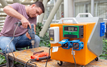 Córdoba, Argentina.- En las fotos tomadas el 17 de enero del 2024, muestra a Alexis Tapia, un estudiante avanzado de arquitectura de la Universidad Nacional de Córdoba (UNC), que diseñó un novedoso generador eléctrico que reduce la huella de carbono, puede recargarse con energía eléctrica convencional, solar o cinética por el desplazamiento de un automóvil, como un modo de solucionar la problemática de los cortes de luz domiciliarios.