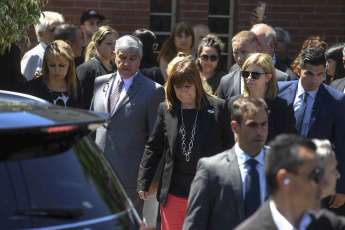 Buenos Aires, Argentina.- En las fotos tomadas el 23 de enero del 2024, la Ministra de Seguridad, Patricia Bullrich (centro), asiste al velatorio de Umma Aguilera, la niña de 9 años e hija de un custodio de la ministra, que fue asesinada este lunes de un balazo en la cabeza por delincuentes durante un intento de robo en el partido de Lomas de Zamora.