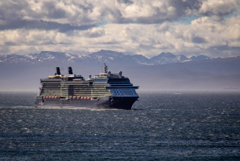 Ushuaia, Argentina.- En las fotos tomadas el 15 de enero del 2024, cuatro cruceros turísticos, uno de ellos de gran porte, llegaron al muelle del puerto de la ciudad de Ushuaia, en otra jornada de gran congestión de embarcaciones y dentro de una temporada en la que se aguardan 250 mil cruceristas, según confirmaron fuentes oficiales del gobierno de Tierra del Fuego, quienes además afirmaron que habrá un total de 733 recaladas (llegadas de cruceros a los puertos).