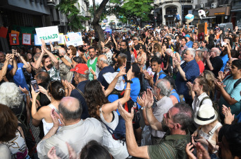 Buenos Aires- En la foto del 13 de enero de 2024, organizaciones del arte y la cultura protestaron frente al Instituto Nacional del Teatro. La protesta fue en contra del proyecto de ley que impulsa el Poder Ejecutivo Nacional y que prevé el cierre de dicho organismo, además de una fuerte reducción del financiamiento a las políticas de fomento al cine y la música.